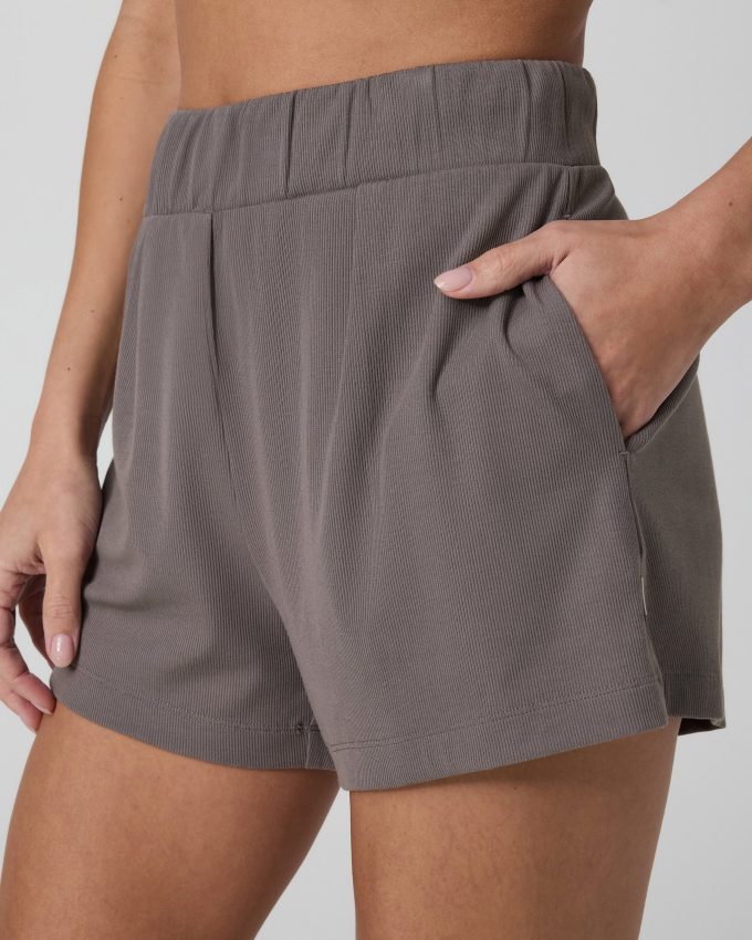 Pose Short